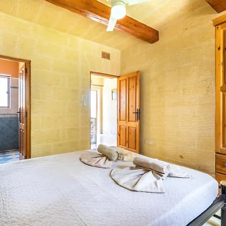 Ta Guljetta 4 Bedroom With Private Pool Marsalforn